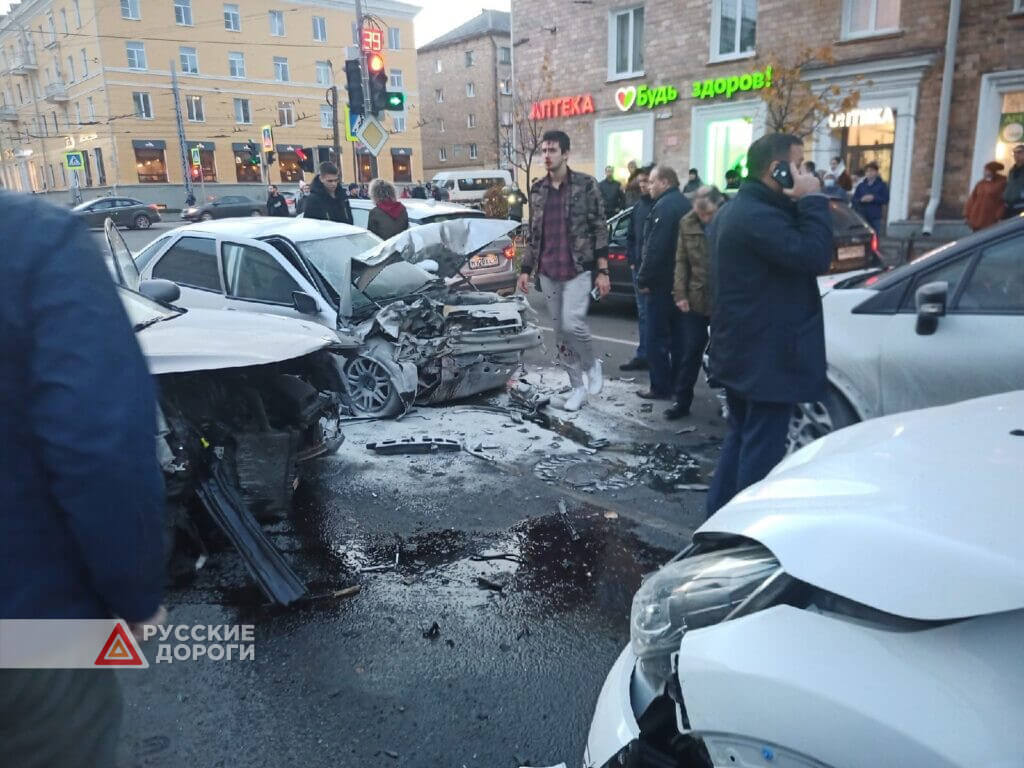 18-летний лихач разбил семь машин на перекрестке в Петрозаводске