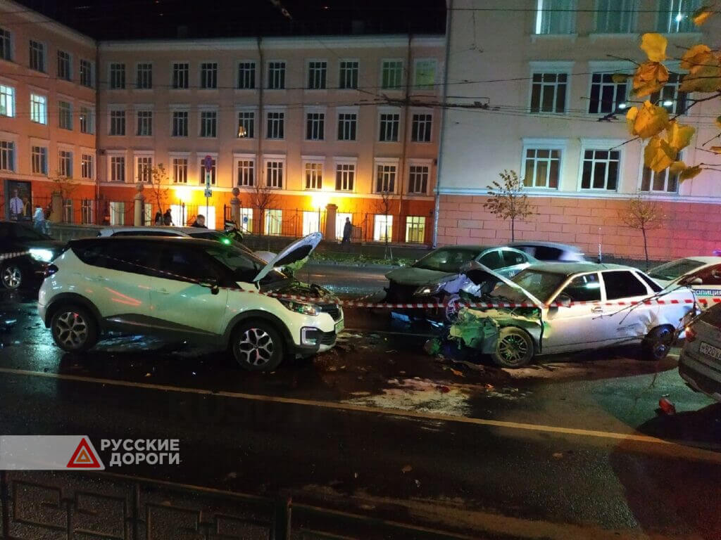 18-летний лихач разбил семь машин на перекрестке в Петрозаводске