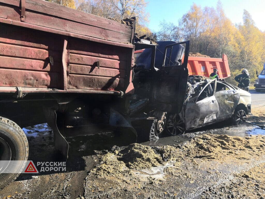 Под Ярославлем «Лада Веста» столкнулась с грузовиком и загорелась