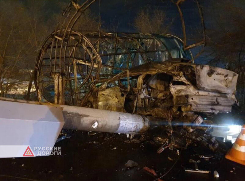 Volvo врезался в столб и загорелся на проспекте Кирова в Самаре
