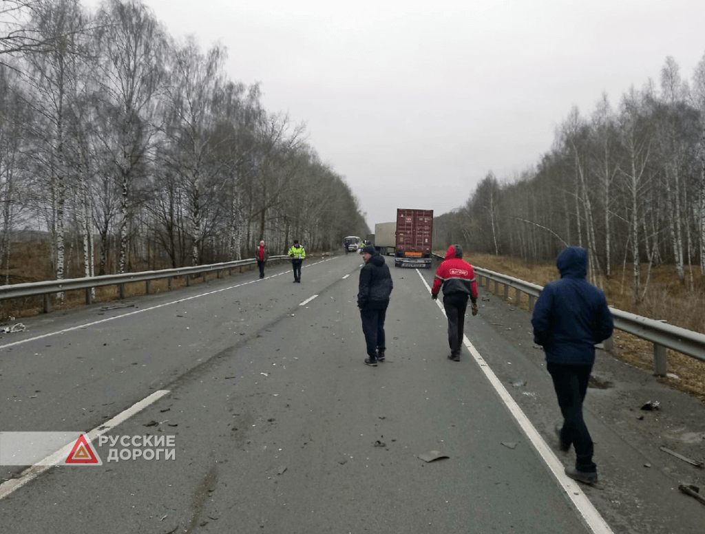 Две фуры смяли легковой автомобиль на трассе М-7