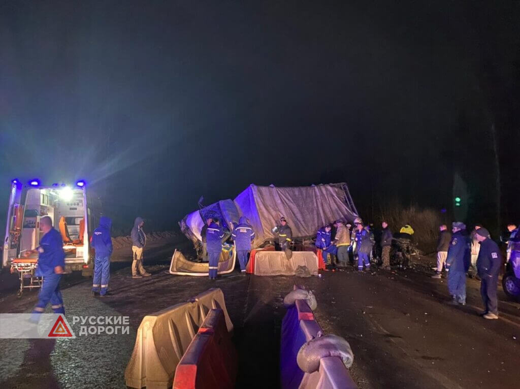 Два грузовика и легковой автомобиль столкнулись на трассе М-10 в Тверской области