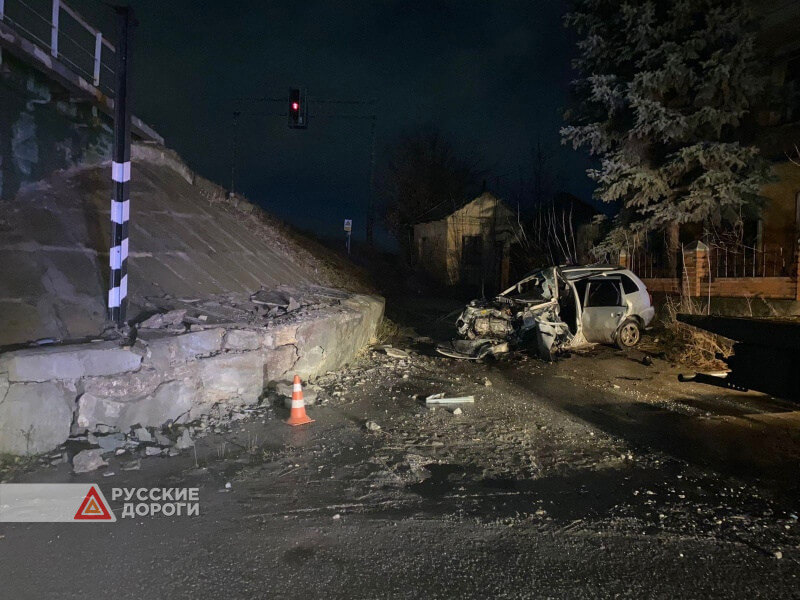 «Лада Калина» врезалась в опору железнодорожного моста в Ельце