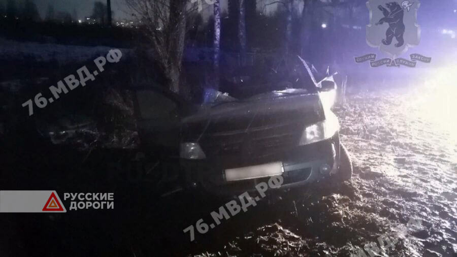 Renault Logan врезался в дерево на Ленинградском проспекте в Ярославле