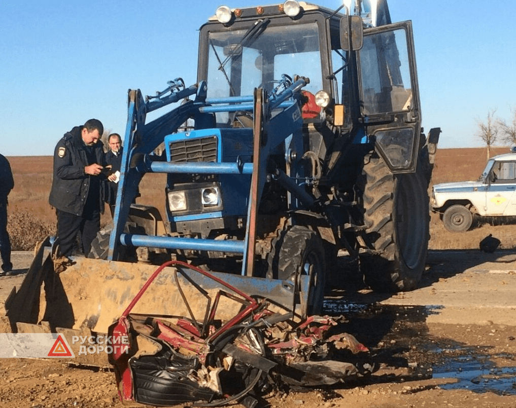 Трактор и легковой автомобиль столкнулись в Ростовской области