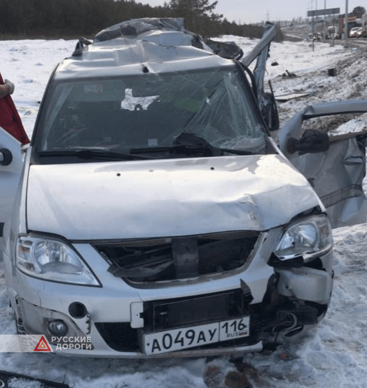 В Татарстане грузовик въехал в стоявший на обочине Lada Largus