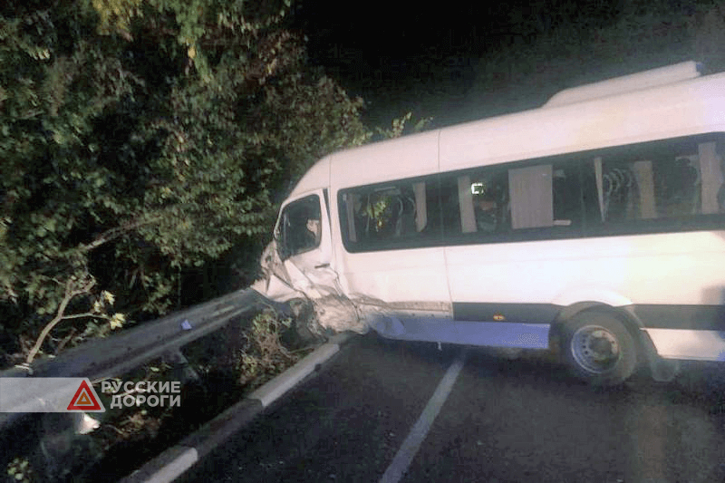 Двое погибли в ДТП с микроавтобусом на трассе Джубга — Сочи