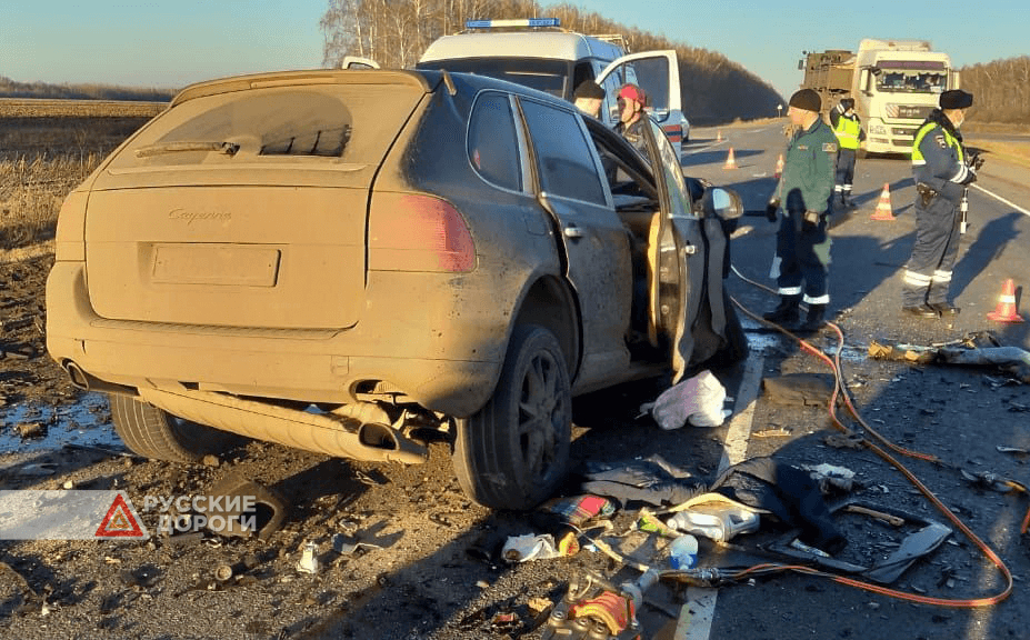 Porsche Cayenne лоб в лоб столкнулся с фурой в Тамбовской области