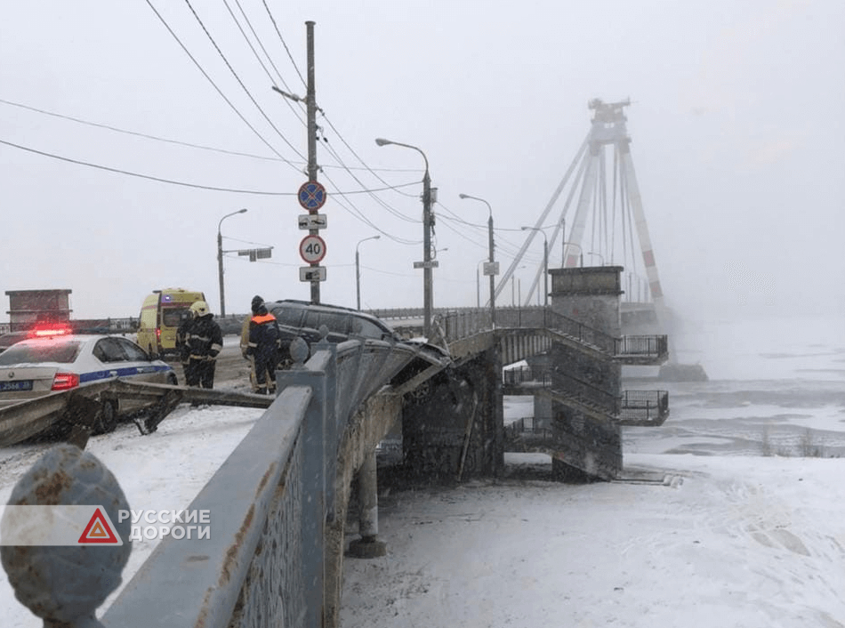 В Череповце внедорожник едва не упал с моста