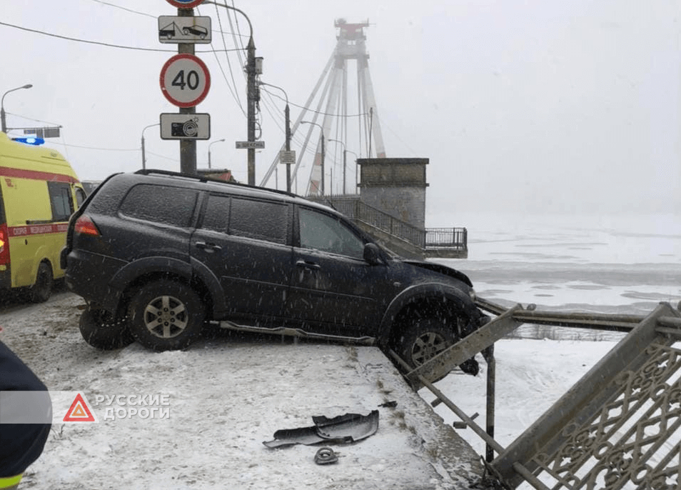 В Череповце внедорожник едва не упал с моста