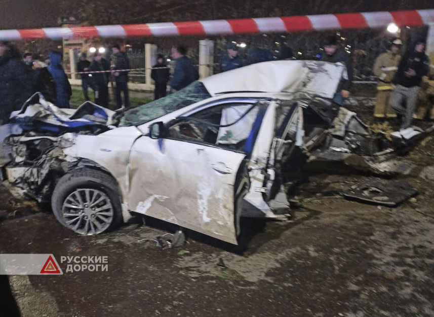 Toyota Camry разорвало на куски в результате аварии в Махачкале