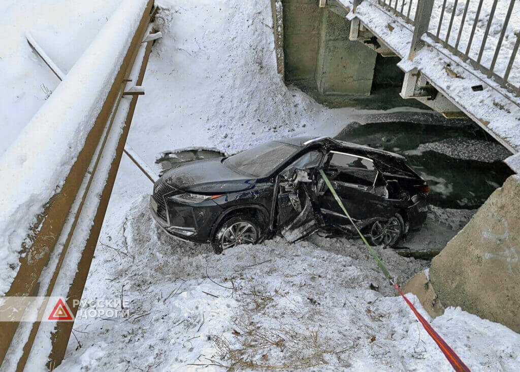 В Альметьевске Lexus упал с моста
