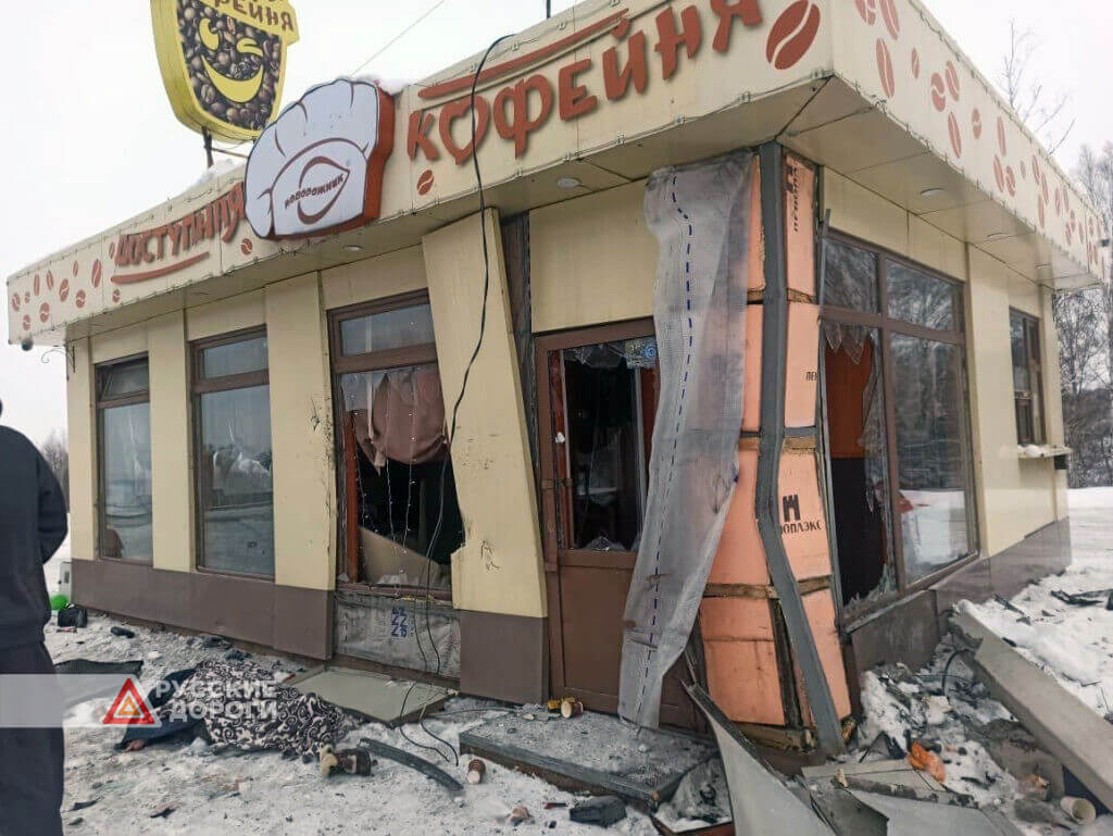 В Кузбассе автомобиль врезался в здание кафе