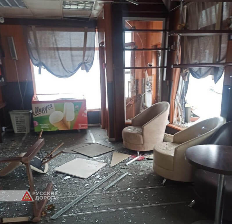 В Кузбассе автомобиль врезался в здание кафе