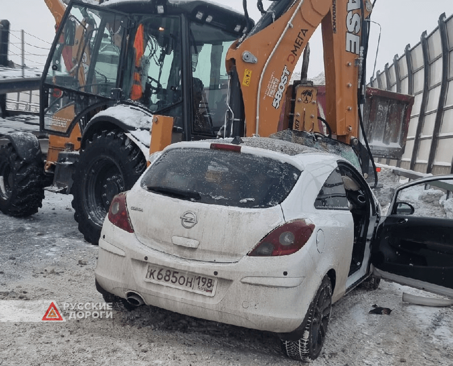 Opel столкнулся с трактором на Суздальском проспекте в Петербурге
