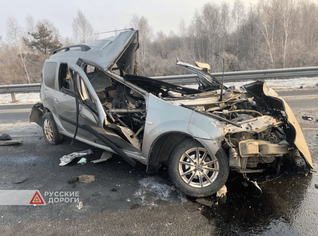 Водитель и пассажирка &#171;Ларгуса&#187; погибли под встречным КАМАЗом на трассе Чита &#8212; Хабаровск