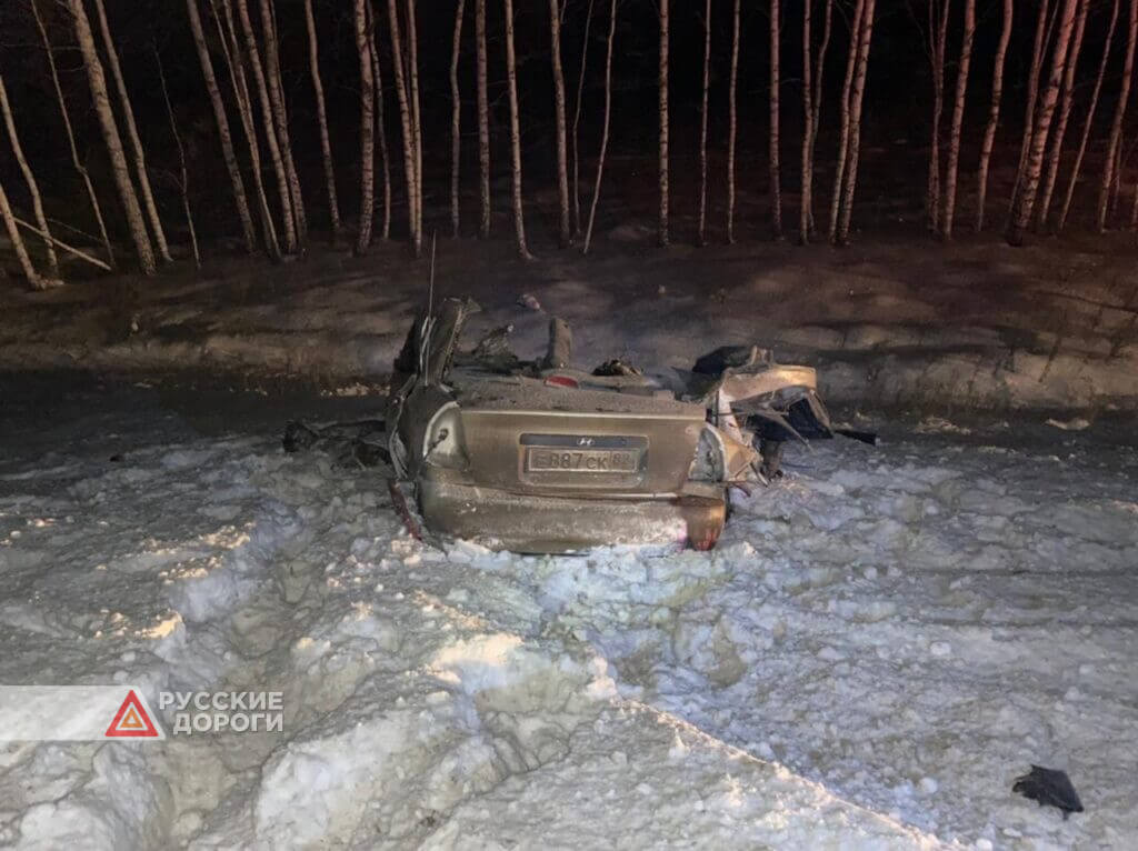 Hyundai разорвало на части в результате ДТП на трассе Тюмень &#8212; Омск