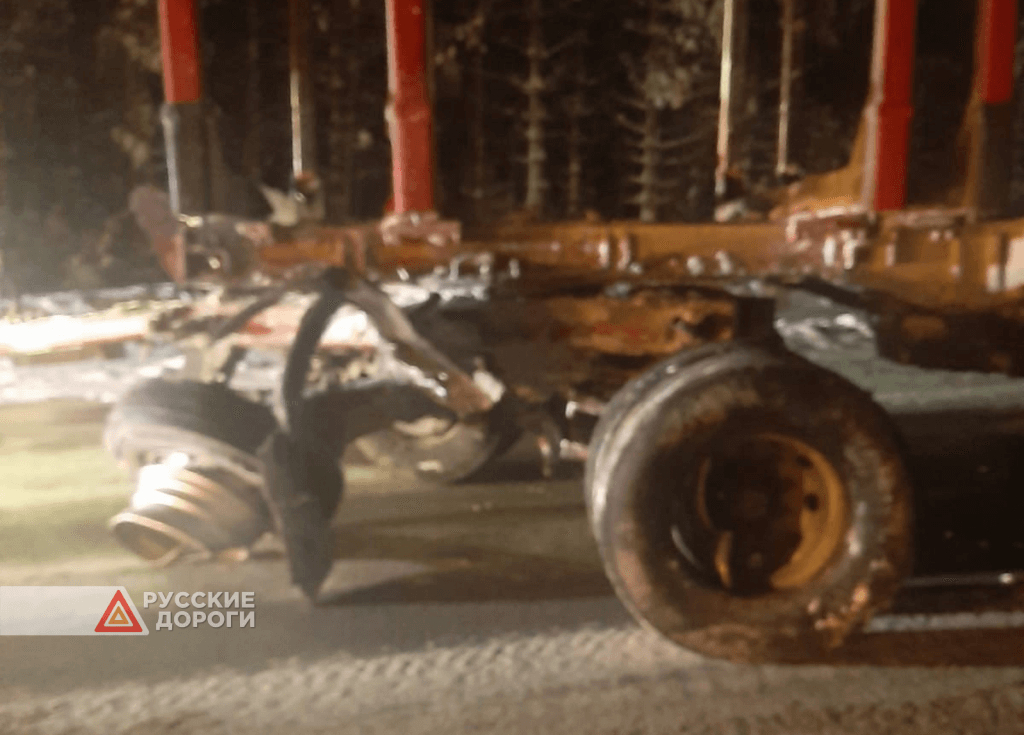 Водитель и пассажир легковушки погибли под встречным лесовозом в ХМАО