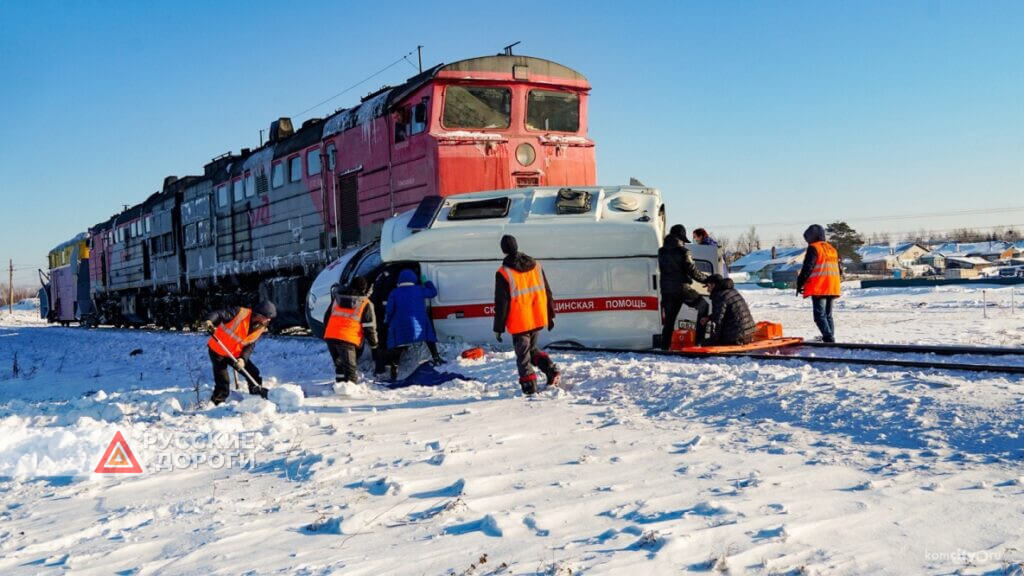 В Комсомольске-на-Амуре скорая столкнулась с поездом