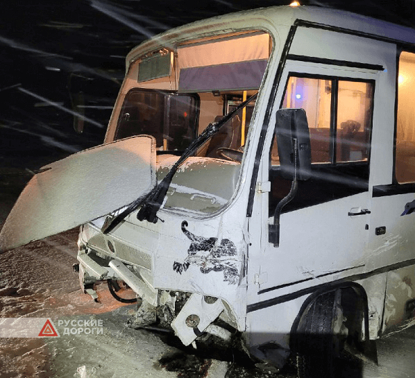 В Мурманской области семья на Subaru врезалась в автобус