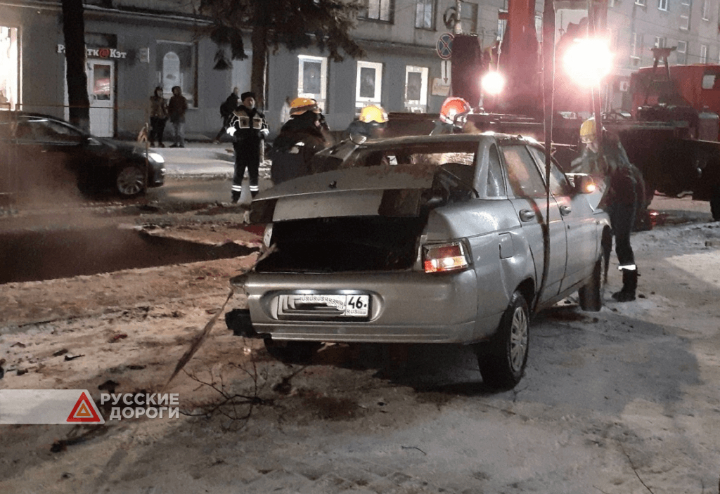 В Курске легковой автомобиль провалился в яму