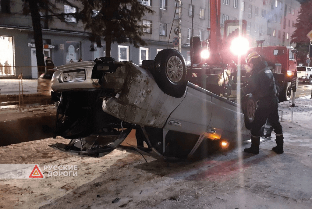 В Курске легковой автомобиль провалился в яму