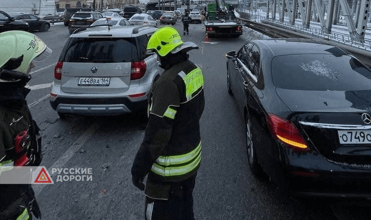 Около 20 автомобилей столкнулись на Кутузовском проспекте в Москве