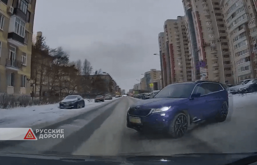 Skoda и Volkswagen столкнулись на улице Варшавской в Петербурге
