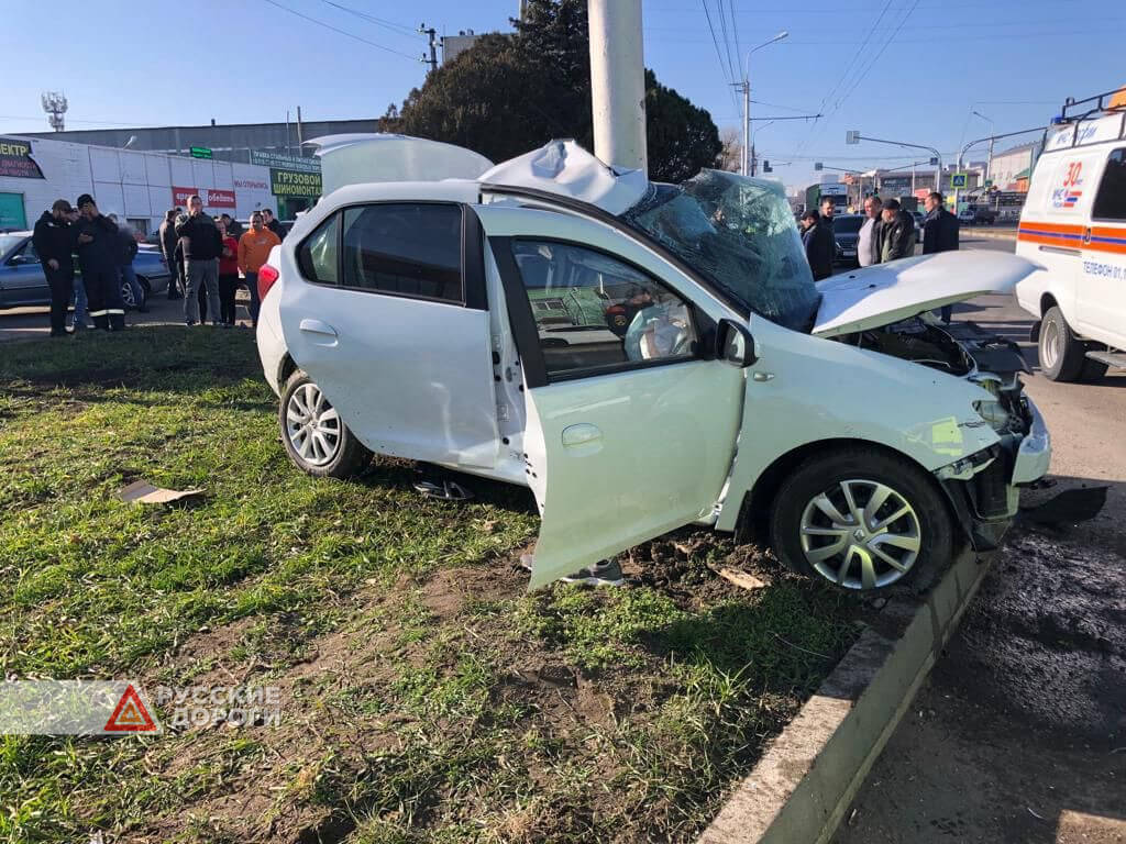 Renault Logan врезался в столб на Старомарьевском шоссе в Ставрополе