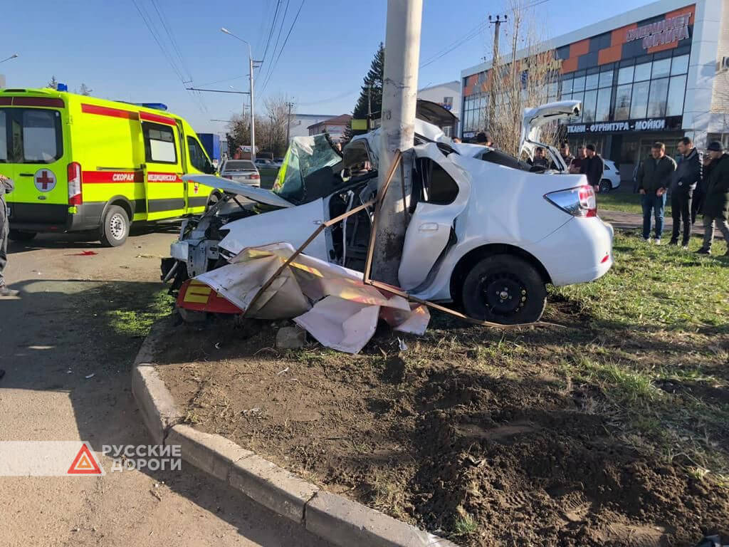 Renault Logan врезался в столб на Старомарьевском шоссе в Ставрополе