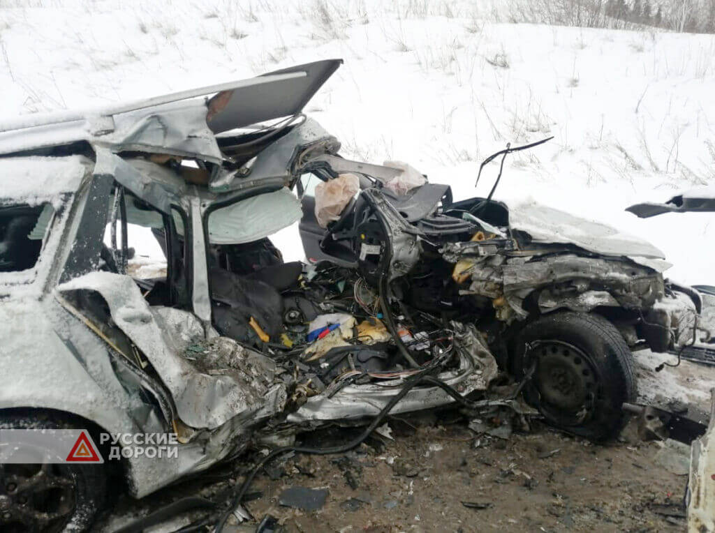 26-летняя пассажирка «Рено» скончалась на месте ДТП в Псковской области