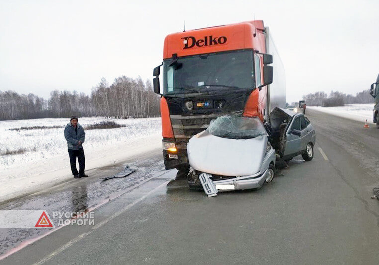 Мужчина и женщина разбились на трассе &#171;Иртыш&#187; в Новосибирской области