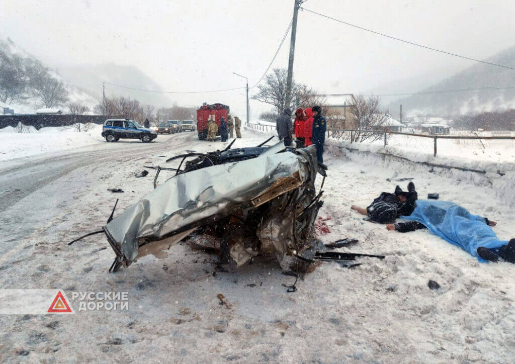 Мужчина и женщина погибли под встречным грузовиком в Сахалинской области