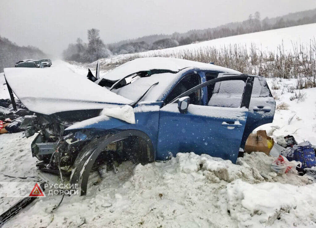 Lada Vesta и Mazda лоб в лоб столкнулись в Тюменской области