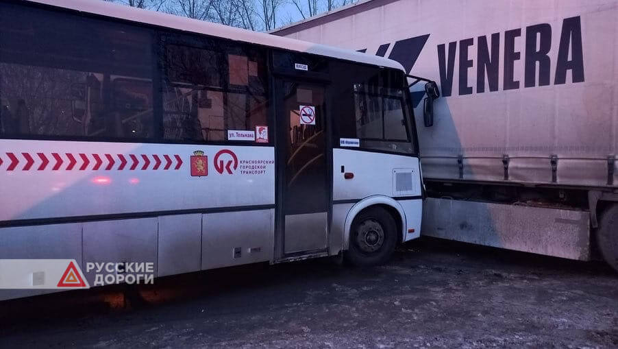 Автобус и фура столкнулись в Красноярске