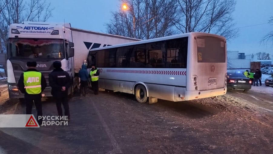 Автобус и фура столкнулись в Красноярске