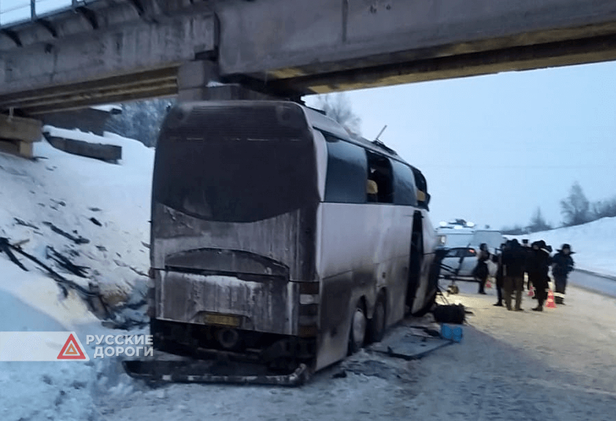 Автобус врезался в опору железнодорожного моста в Рязанской области
