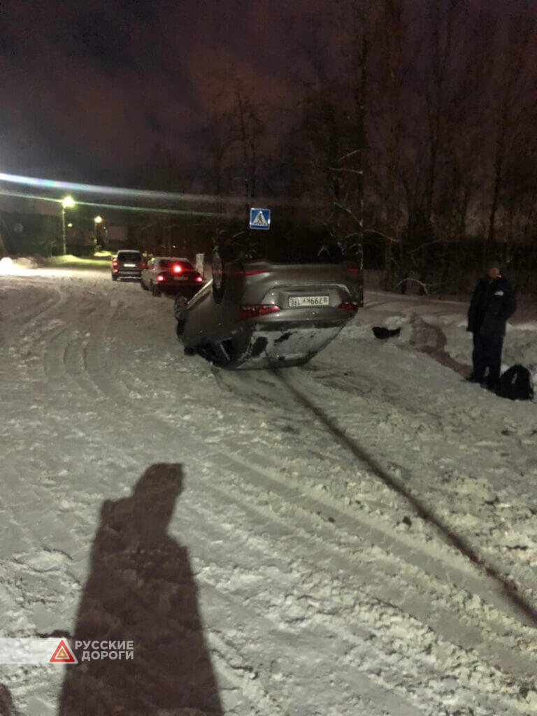 В Петербурге автомобиль перевернулся, наехав на шлагбаум