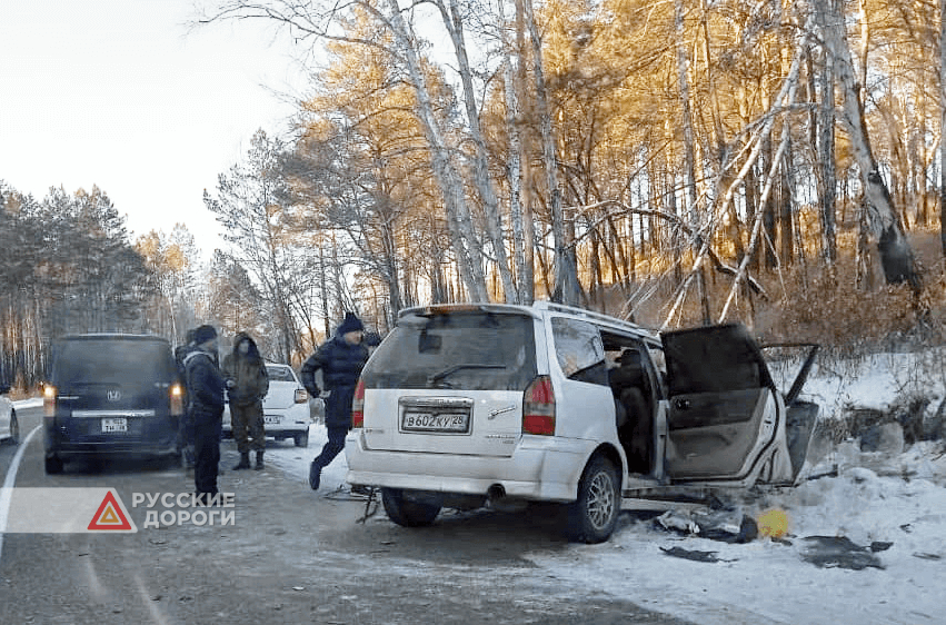 Трое молодых людей разбились на трассе в Амурской области