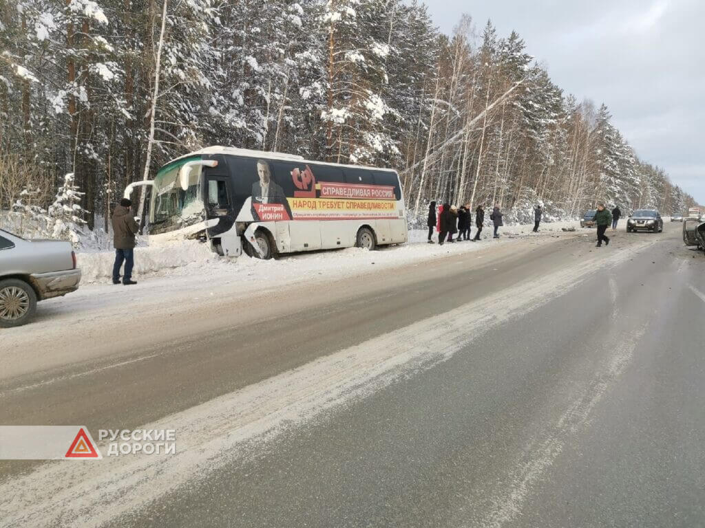Автобус и два легковых автомобиля столкнулись на Режевском тракте