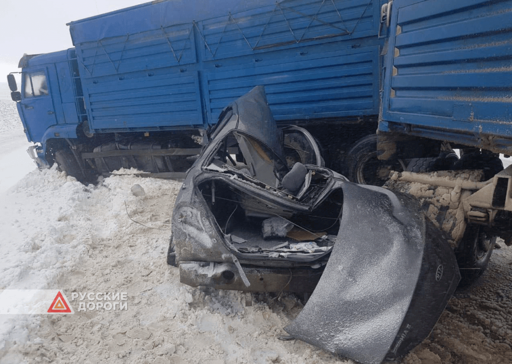 Kia разорвало на части в ДТП в Ростовской области