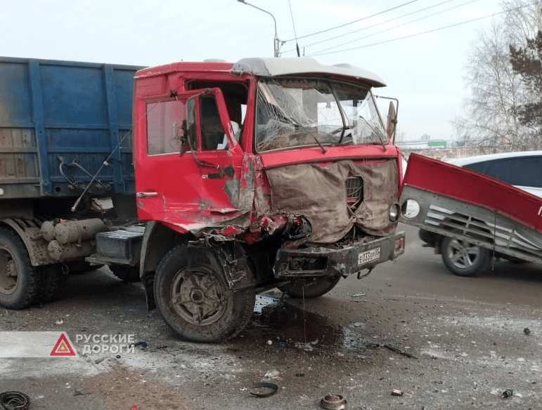 Два грузовика столкнулись на перекрестке в Омске