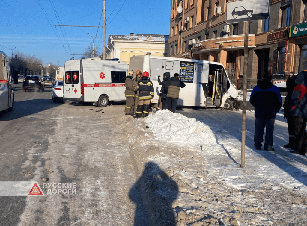 В Омске водитель маршрутки потерял сознание за рулем и устроил массовое ДТП