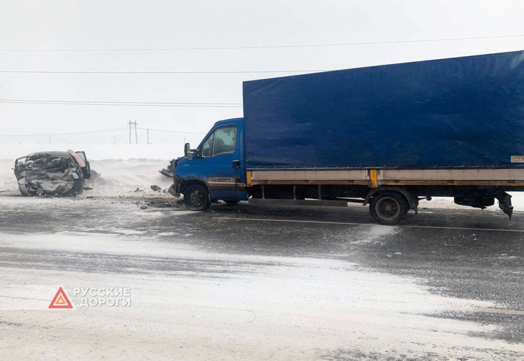 Volkswagen Polo столкнулся с грузовиком в Саратовской области