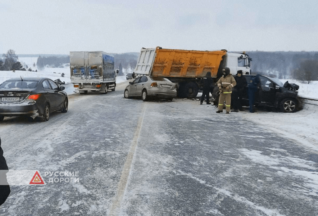 МАЗ столкнулся с двумя автомобилями на трассе Цивильск — Ульяновск