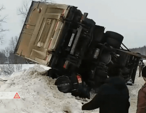 Во Владимирской области грузовик опрокинулся на кроссовер