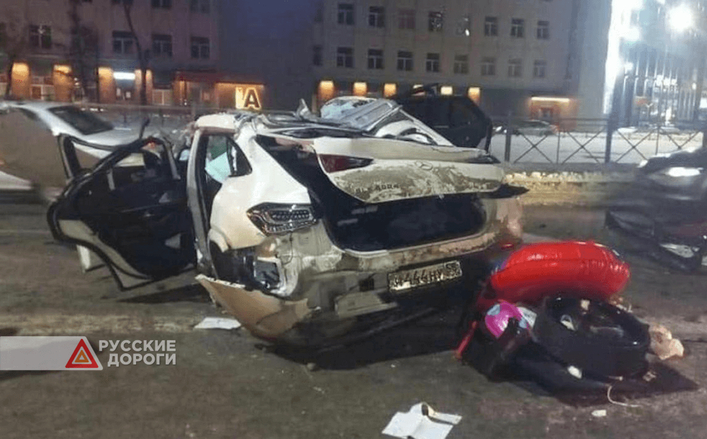 В Омске Mercedes начальника полиции врезался в столб