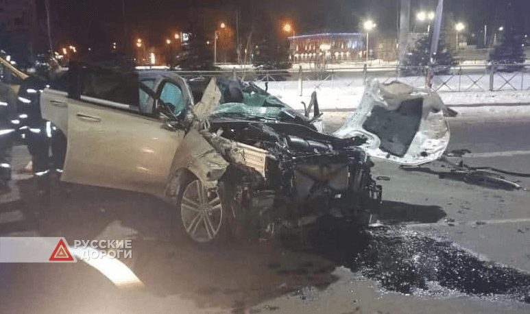 В Омске Mercedes начальника полиции врезался в столб