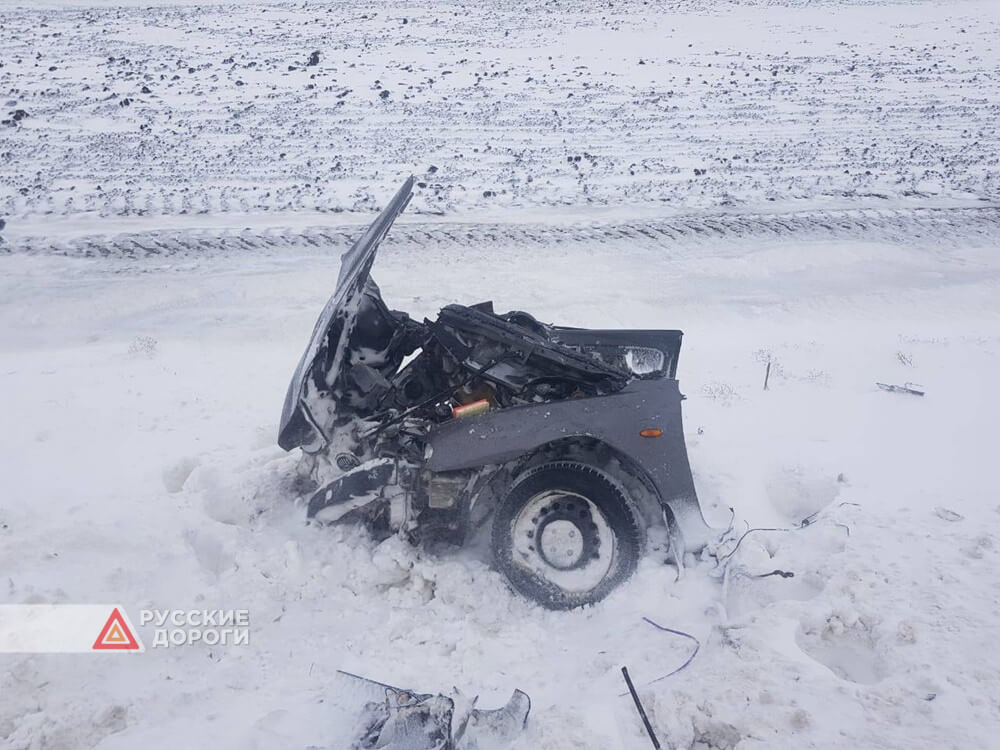 Kia разорвало на части в ДТП в Ростовской области
