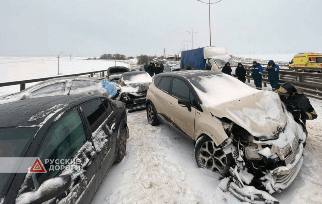 Более 120 автомобилей столкнулись на трассе М-4 в Тульской области